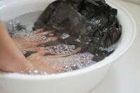 【知って楽しい雑学】衣服についた血液を落とすには漂白剤より「すぐに水洗い」!食器用洗剤もOKだけど、い…