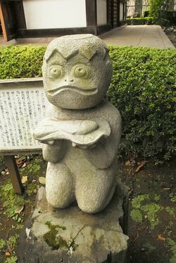 埼玉・志木市の宝幢寺にあるかっぱ像。命を助けられた礼に魚を差し出す格好をしている