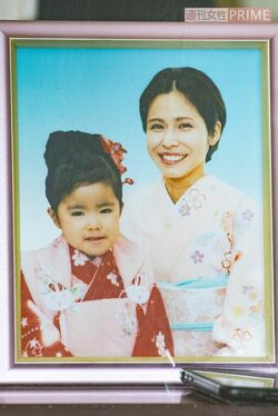 真菜さんと莉子ちゃんの遺影。被告は、2人の前で心を込めて手を合わせたことはある？