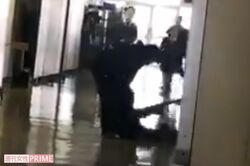 倒れたまま教諭に引きずられた(ツイッターより、画像は一部加工)