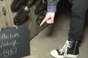 手越祐也がテレビ番組の海外ロケで履いていたハイカットのスニーカー（手越のYouTubeより）