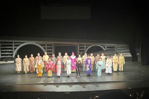 10月31日『正三角関係』のロンドン公演で、座長として挨拶をする松本潤