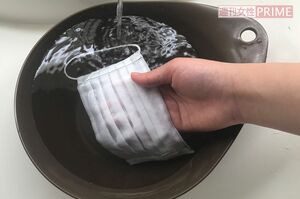 (2)洗剤液を1度流したら、たっぷりの水で洗剤分が残らないように十分すすぐ。
