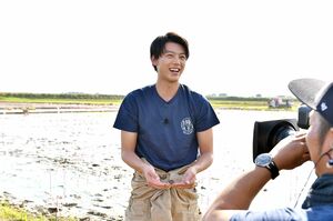 春先に行われた“田んぼアート”の田植えに参加し、スタッフとともに汗を流した竹内。このナチュラルな笑顔が、女性たちの心を虜にするんです　(c)TBS