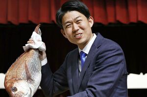 初当選に喜ぶ岸信千世衆議院議員 写真/共同通信社