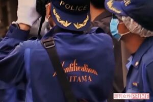 日をまたいで行われた現場検証の様子。周囲は張り詰めた空気に