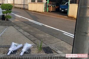 犯行現場には花束やビールなどが供えられていた