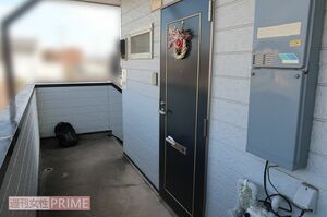 現在のアパートの扉には正月のしめ飾りが