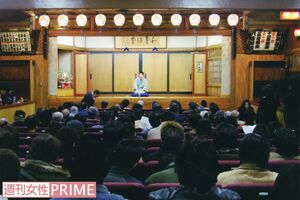 落語家は「寄席」の「高座」に上がって落語を披露する