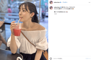 オフショルダースタイルで大胆に肩を出す足立梨花(公式インスタグラムより)