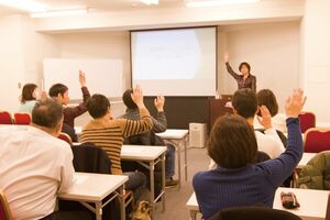 呉真由美さんが教える速読トレーニングの様子