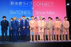 昨年末『紅白』の舞台に立った、Snow Man（写真右）とSixTONES（写真左）。大みそかは、配信ラッシュになる!?