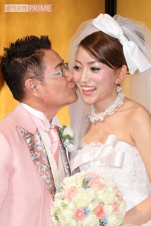 綾菜に熱い口づけをする加藤茶