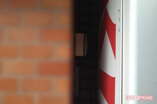 被告が暮らしていた実家のインターホン。壁と自動販売機の間にあるため、押すことができない