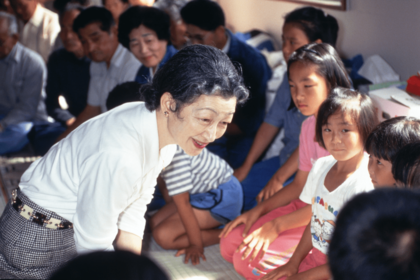 被災地訪問中、上皇ご夫妻は別々に被災者と懇談されることが多かった（'93年7月）