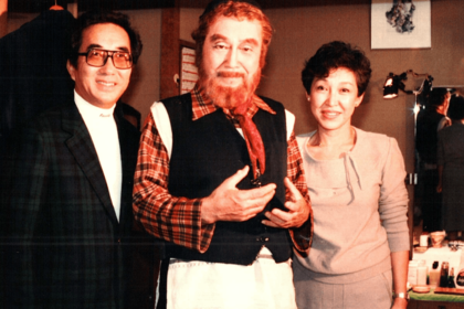 舞台『屋根の上のバイオリン弾き』で主役を演じた故・森繁久彌さんの楽屋に夫婦で訪れた際の写真