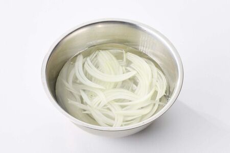 玉ねぎは薄切りにしてから水にさらすとカリウムの量を3～4割減らすことができる 『腎臓を若返らせる名医のスープ』（主婦と生活社）より