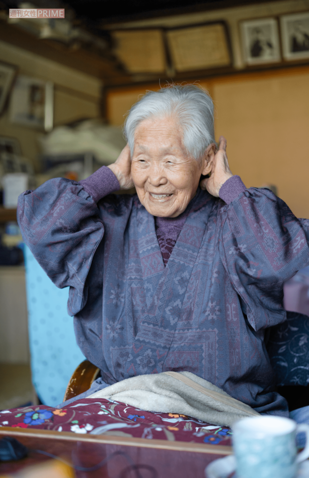 「後ろは刈り上げて、サイドと前はおかっぱにしたカットが流行したの」と自ら考案したヘアスタイルについて話すシツイさん(撮影/北村史成)