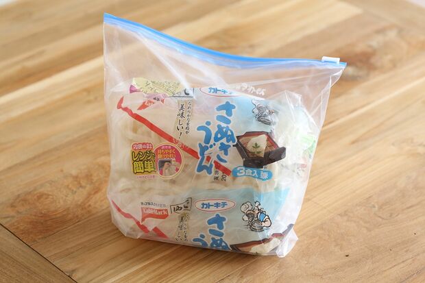 【S】使いかけは必ず保存袋に入れて。すべての冷凍食品は、開封したら保存袋に入れて冷凍を。「保存袋に入れ替えるのではなく、外袋のまま入れるのがオススメ。二重袋にしたほうが、霜がつきにくくなります」