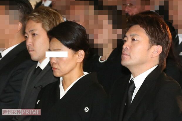 昌晃さんの葬儀に参列したMさんと三男・勇気（左）、次男の亜希矢