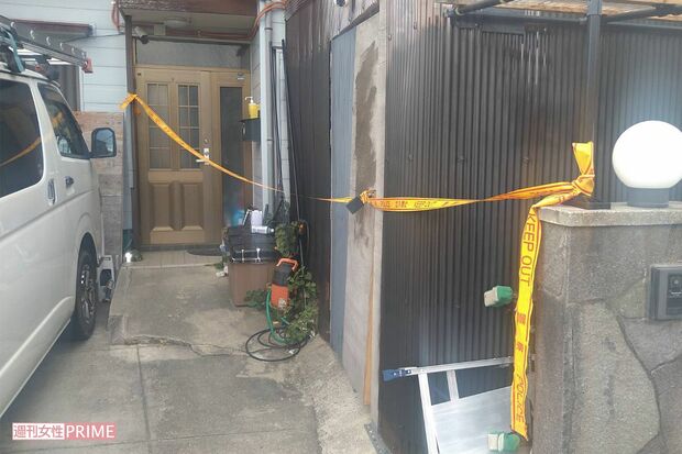 事件現場となった柏本光樹容疑者の自宅。事件後、自宅から容疑者の交際相手と思われる女性が胸に乳児を抱えて出てきた
