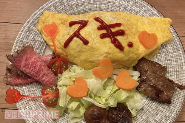 オムライスでも好き好きアピールする三松さん。メインディッシュはブリかまショウガ焼き!