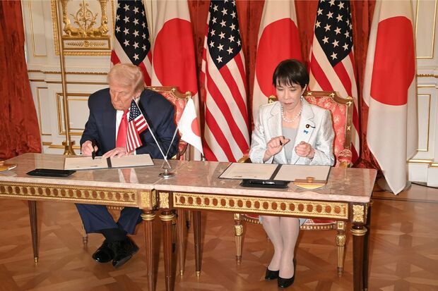 共同文書に署名する高市総理（右）とアメリカのトランプ大統領（2025年10月28日）