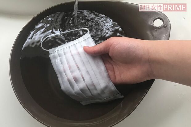 (2)洗剤液を1度流したら、たっぷりの水で洗剤分が残らないように十分すすぐ。