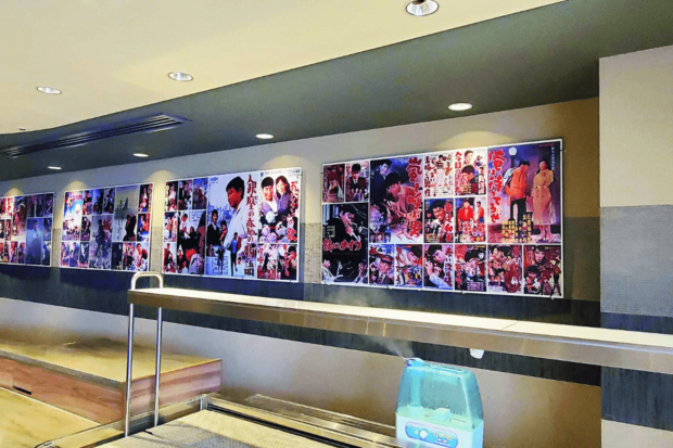 石原軍団炊き出しカレーを提供する赤坂スクエアダイニングには裕次郎さん主演作品の懐かしいポスターが展示されている