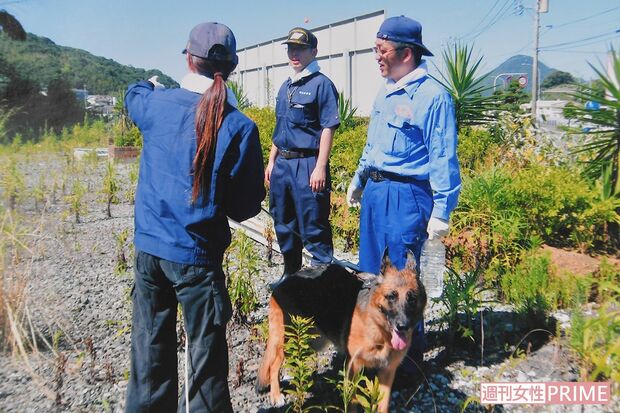 8年間、警察犬として頑張ったシェパードのグレースとはさまざまな現場を駆け回った。松尾さんは左の写真を今でも自宅リビングに大切に飾っている