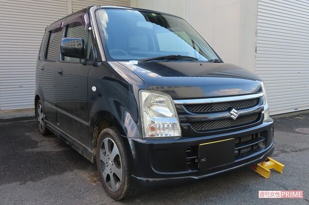 犯行に使われた軽乗用車のタイヤには泥の跡が残る