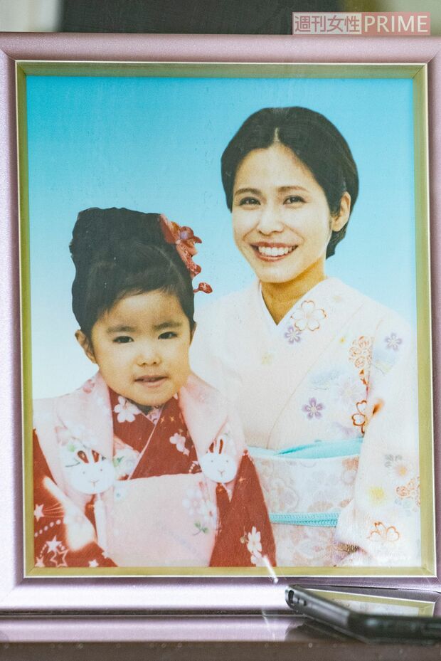 真菜さんと莉子ちゃんの遺影。被告は、2人の前で心を込めて手を合わせたことはある？