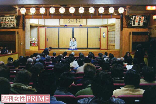 落語家は「寄席」の「高座」に上がって落語を披露する