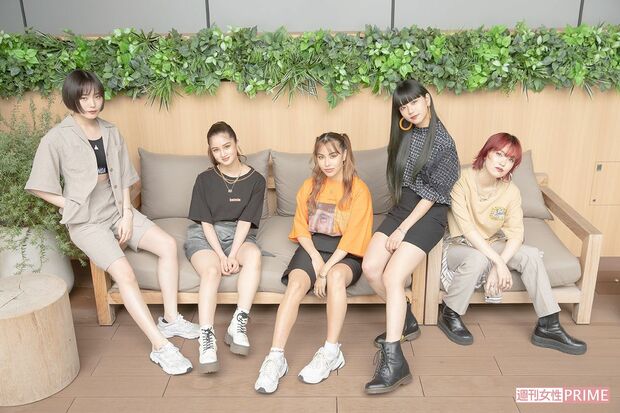 FAKY （左から）Mikako(26)、Taki(20)、Akina(20)、Hina(23)、Lil'Fang(26)  撮影／吉岡竜紀