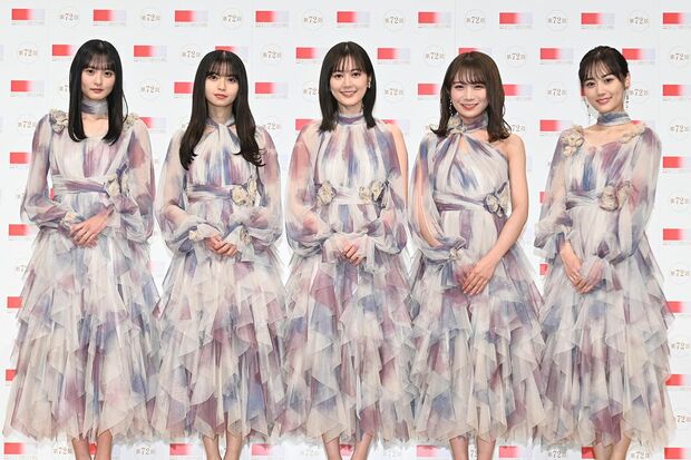紅白歌合戦に出演する乃木坂46。中央が生田絵梨花