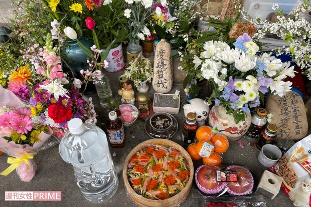 河渡橋西詰の下に置かれた献花台、渡邉さんにちらし寿司をお供えして　撮影／小関千恵