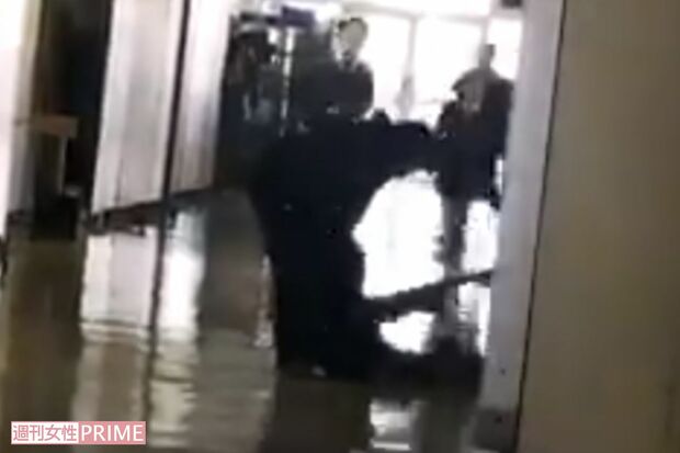 倒れたまま教諭に引きずられた（ツイッターより、画像は一部加工）