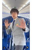 ANAの制服を着た『コムドット』やまと・ゆうまが出演するPR動画(ANA公式SNSより)
