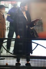 凛とした表情で撮影に挑む