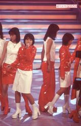 '98年、NHK紅白歌合戦の『モーニング娘。』。センターは安倍なつみ、飯田圭織と務めた
