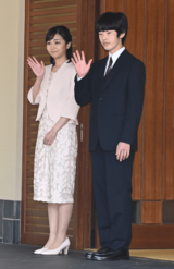 イギリス訪問に出発する秋篠宮ご夫妻を、車寄せで見送る佳子さまと悠仁さま（2023年5月4日）