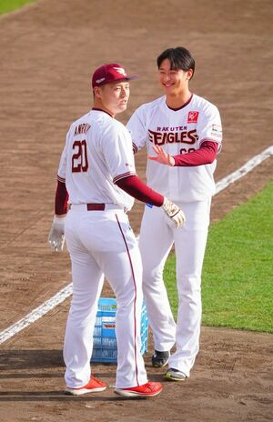 11月23日のファン感謝デーで“デッドボールコント”を繰り広げた安樂智大と内星龍（ファンSNSより）