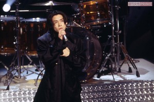 紅白歌合戦にLUNA SEAを率いて出場した河村隆一(1998年12月31日)