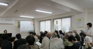  月1回の講演会は、カフェが満席になるほど