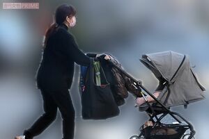 第2子を乗せたベビーカーを押す上原多香子（'21年12月）