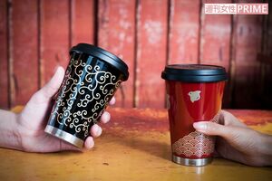 「海外の人でも使える漆」をテーマにサーモマグとのコラボで開発したコーヒータンブラー。ひとつひとつ手塗りで施された漆の美しい質感が人気を呼び、海外出張に行く際のお土産として購入する人も。カラーと模様の組み合わせは全10種。柄付き7020円 撮影/Rui Izuchi