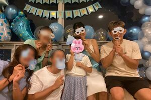 交際中の女性の妊娠が安定期に入ったことを祝う才賀紀左衛門と娘、友人たち(才賀のブログより 画像は一部編集部で加工)