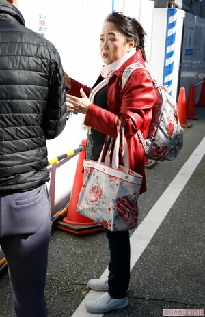 自宅マンションから、赤ジャケットに黒パンツという服装で現れた渡辺えり