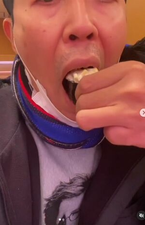 回転寿司ペロペロ騒動後にパトロールに出かけるも、美味しすぎて食事に夢中になった小籔千豊