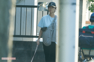 犬の散歩と買い物をすませて帰路につく真木